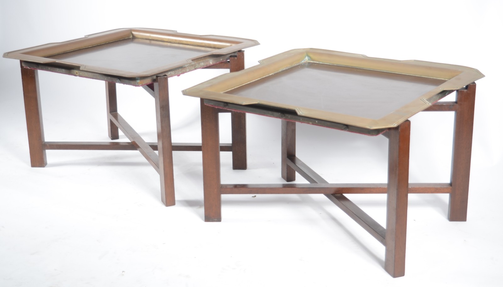 Par de mesas com bases de madeira articulada e tampos com bordas de... - foto 1 de 4