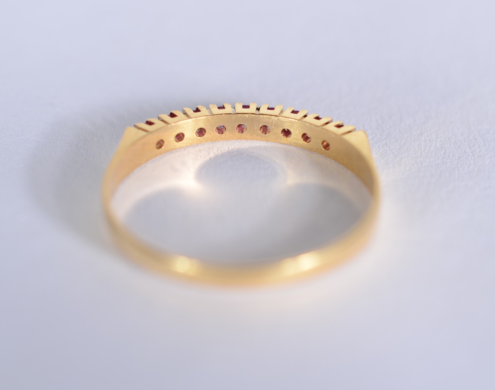 Meia aliança de ouro 18 k., com pedras vermelhas, aro 16. (Por... - foto 3 de 5