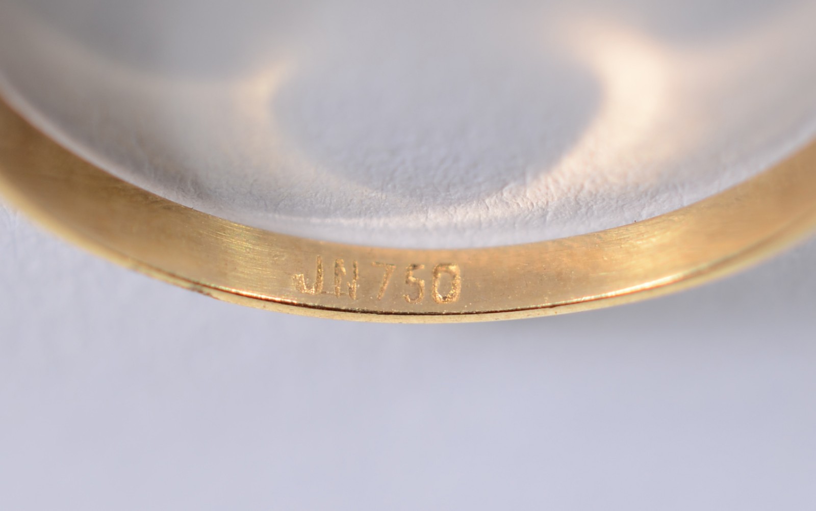 Meia aliança de ouro 18 k., com pedras vermelhas, aro 16. (Por... - foto 4 de 5