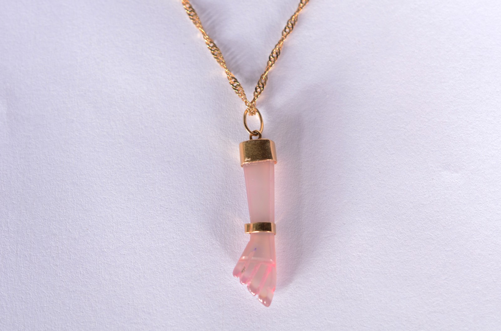 Colar com pendente feitio "figa" de ouro 18 k., contraste 750 mls... - foto 1 de 5