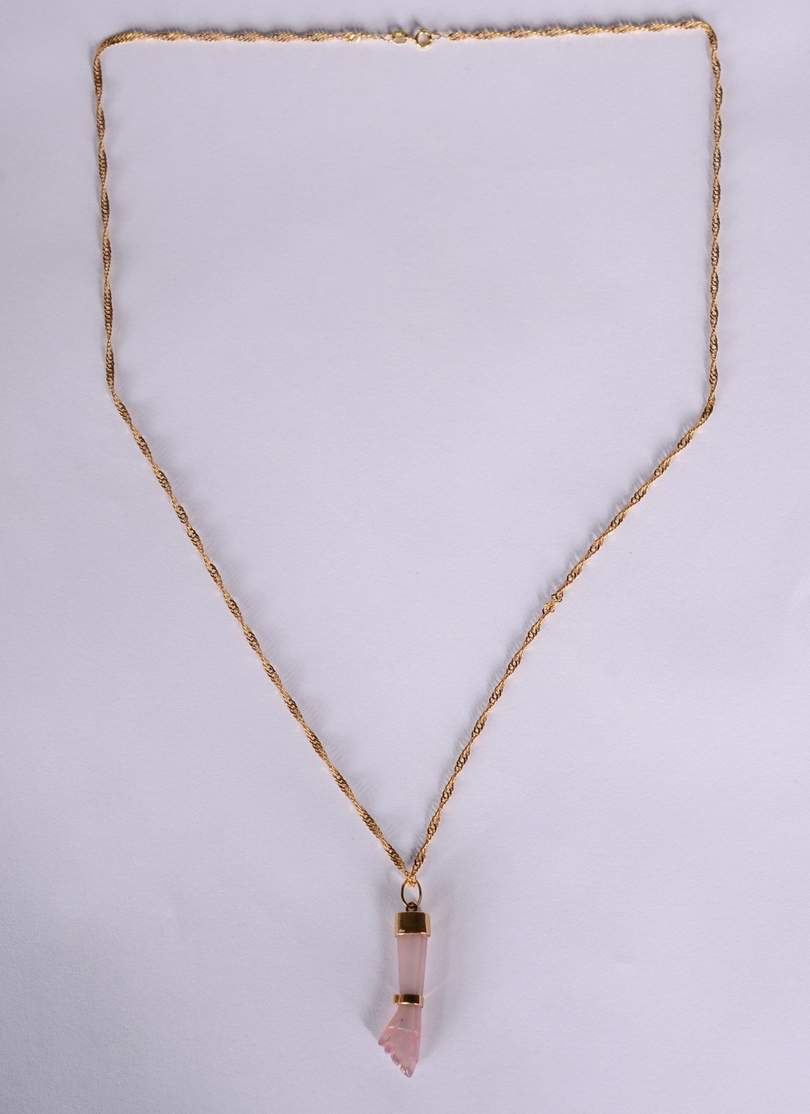 Colar com pendente feitio "figa" de ouro 18 k., contraste 750 mls... - foto 2 de 5
