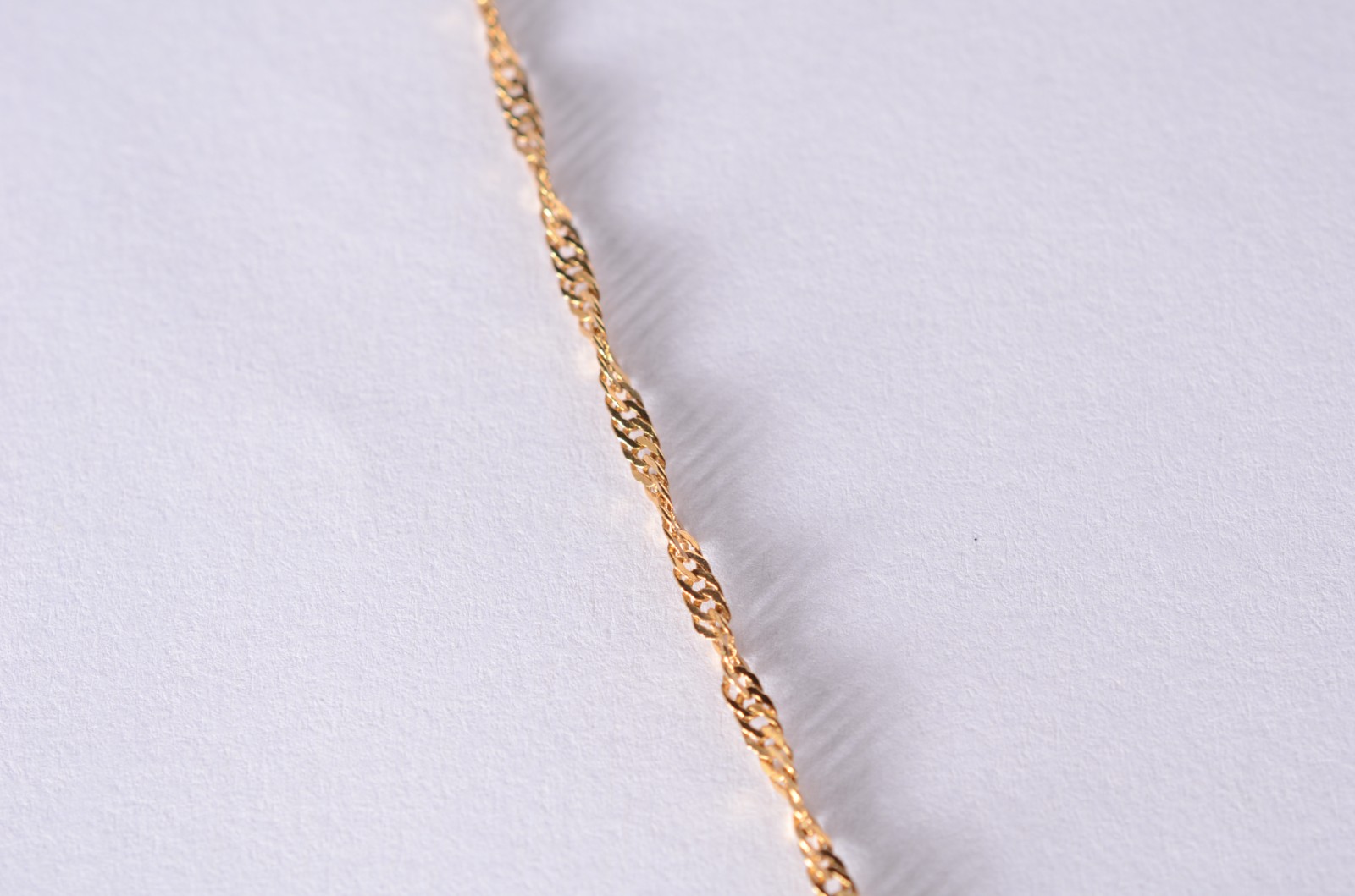 Colar com pendente feitio "figa" de ouro 18 k., contraste 750 mls... - foto 3 de 5