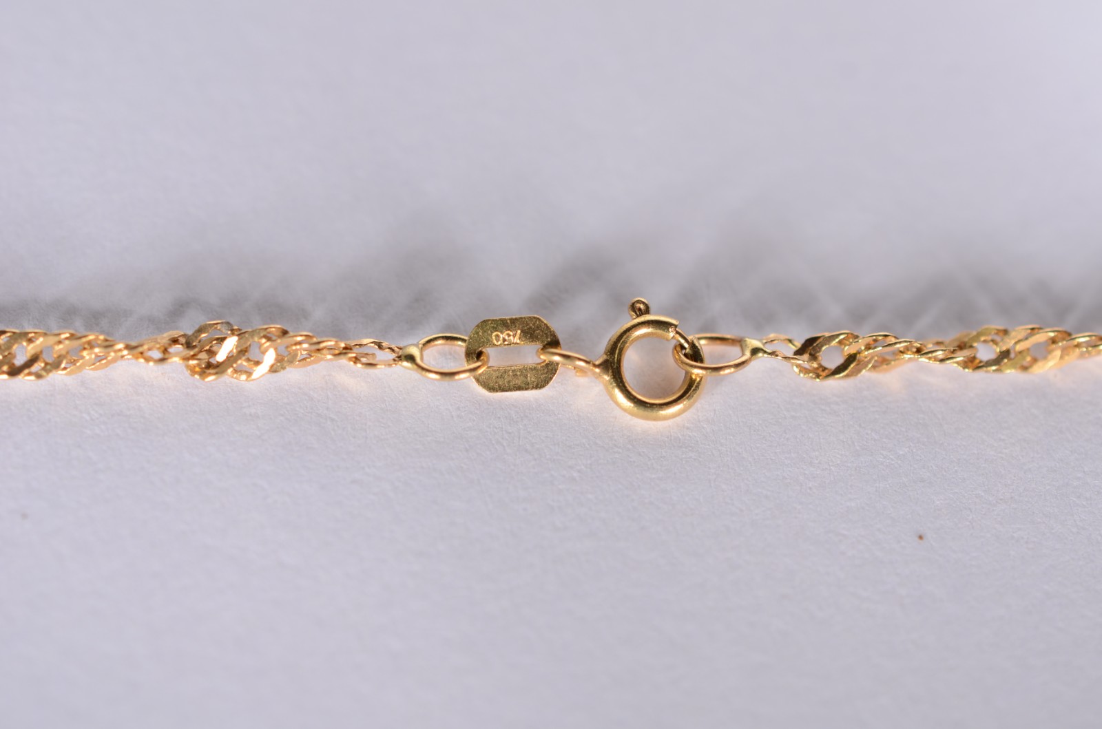 Colar com pendente feitio "figa" de ouro 18 k., contraste 750 mls... - foto 4 de 5