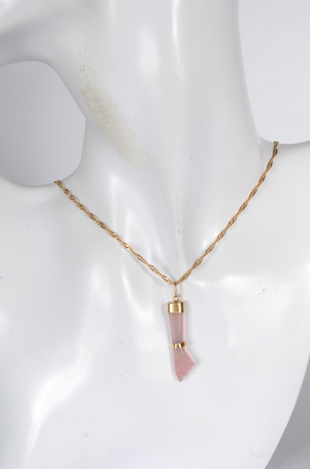 Colar com pendente feitio "figa" de ouro 18 k., contraste 750 mls... - foto 5 de 5