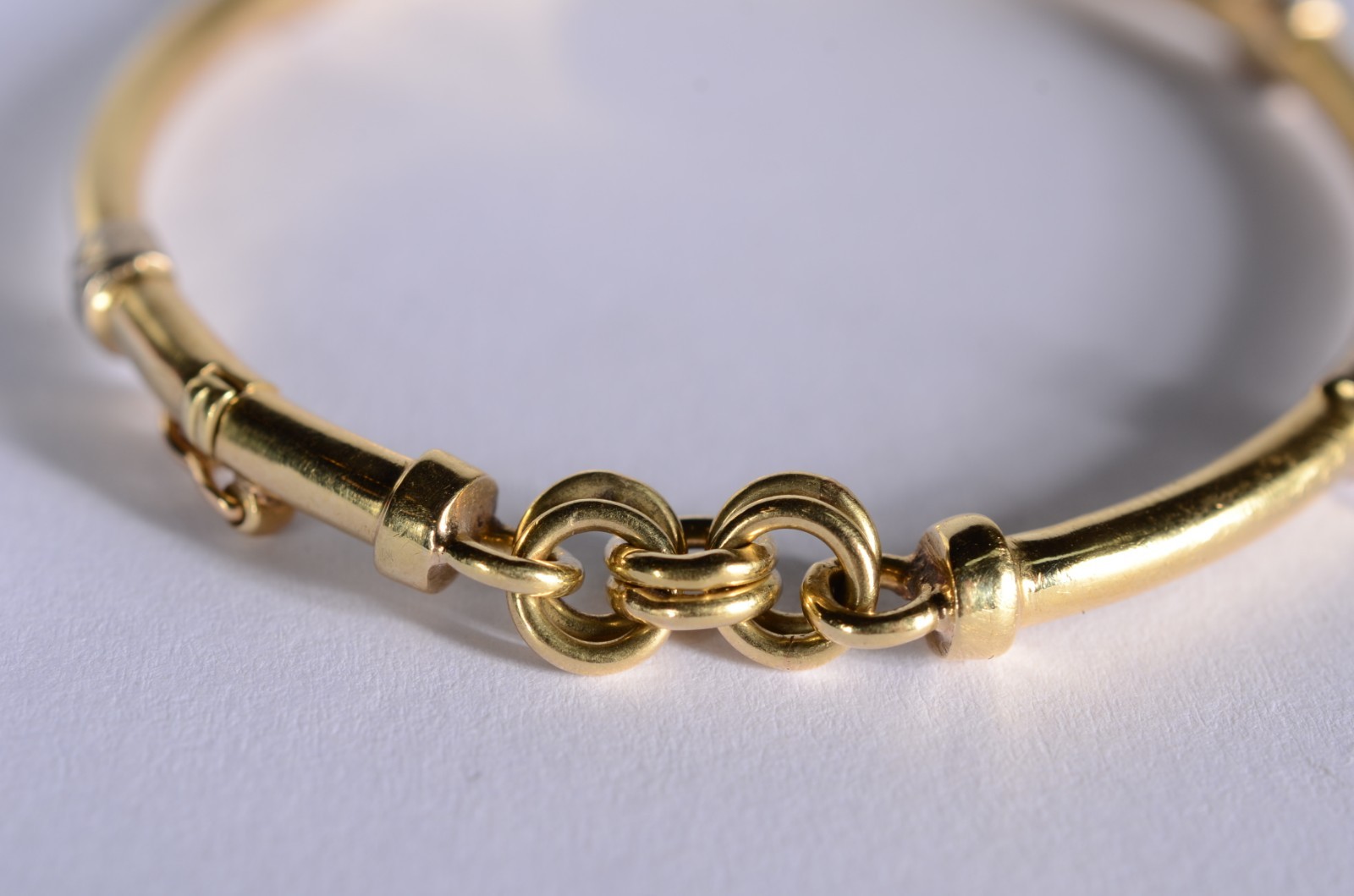 Pulseira de ouro 18 k,. com pequenos elos laterais e mini brilhantes... - foto 2 de 4