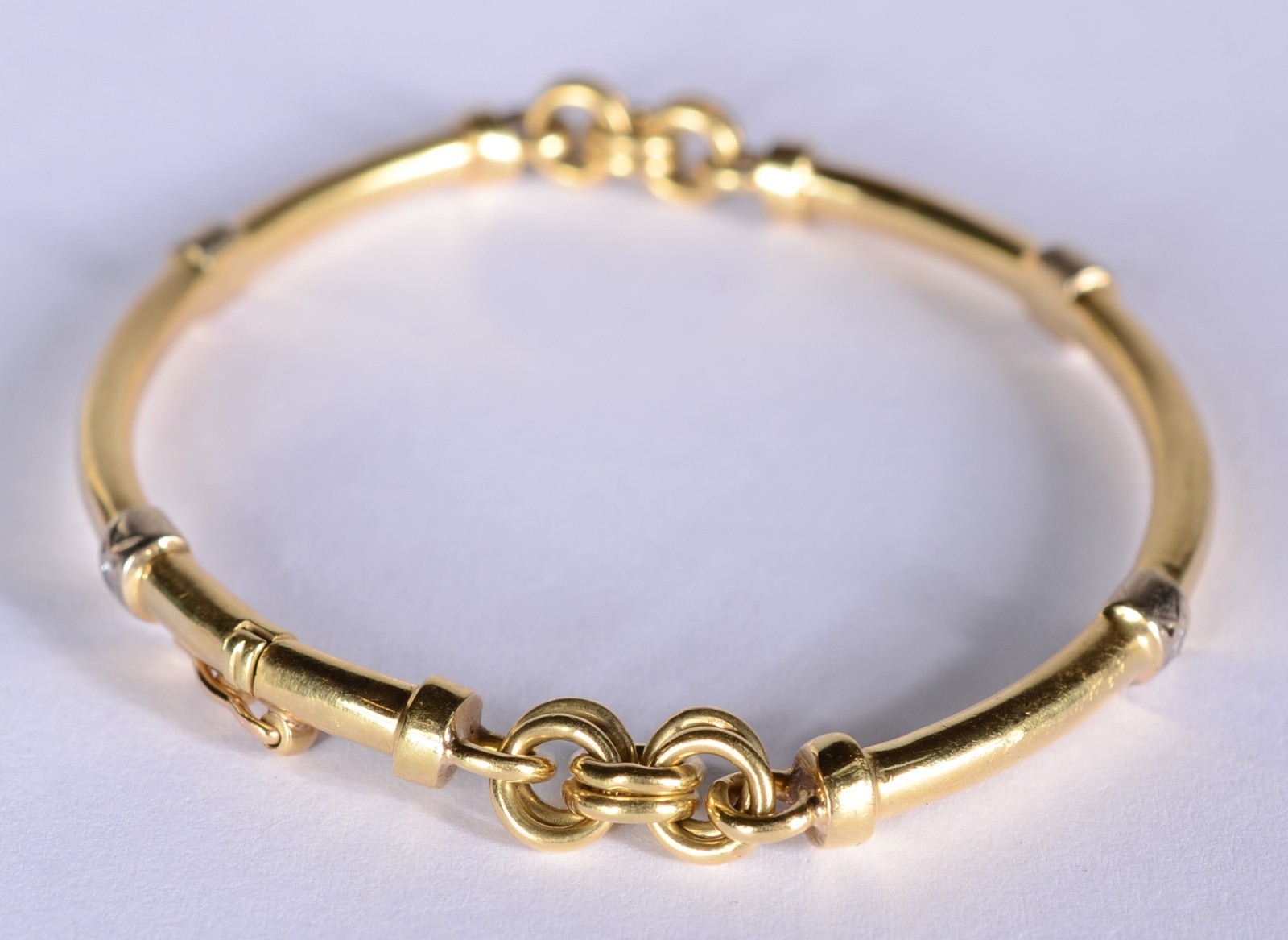 Pulseira de ouro 18 k,. com pequenos elos laterais e mini brilhantes... - foto 3 de 4