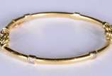 Pulseira de ouro 18 k,. com pequenos elos later... - Pulseira de ouro 18 k,. com pequenos elos laterais e mini brilhantes. (Por motivos de segurança a peça não se encontra na loja).