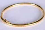 Pulseira "escrava" de ouro 18k. com detalhe em ... - Pulseira "escrava" de ouro 18k. com detalhe em "rabo de elefante". (Por motivos de segurança a peça não se encontra na loja).