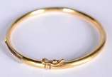 Pulseira "escrava" de ouro 18k. com detalhe em ... - Pulseira "escrava" de ouro 18k. com detalhe em "rabo de elefante". (Por motivos de segurança a peça não se encontra na loja).