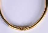 Pulseira "escrava" de ouro 18k. com detalhe em ... - Pulseira "escrava" de ouro 18k. com detalhe em "rabo de elefante". (Por motivos de segurança a peça não se encontra na loja).