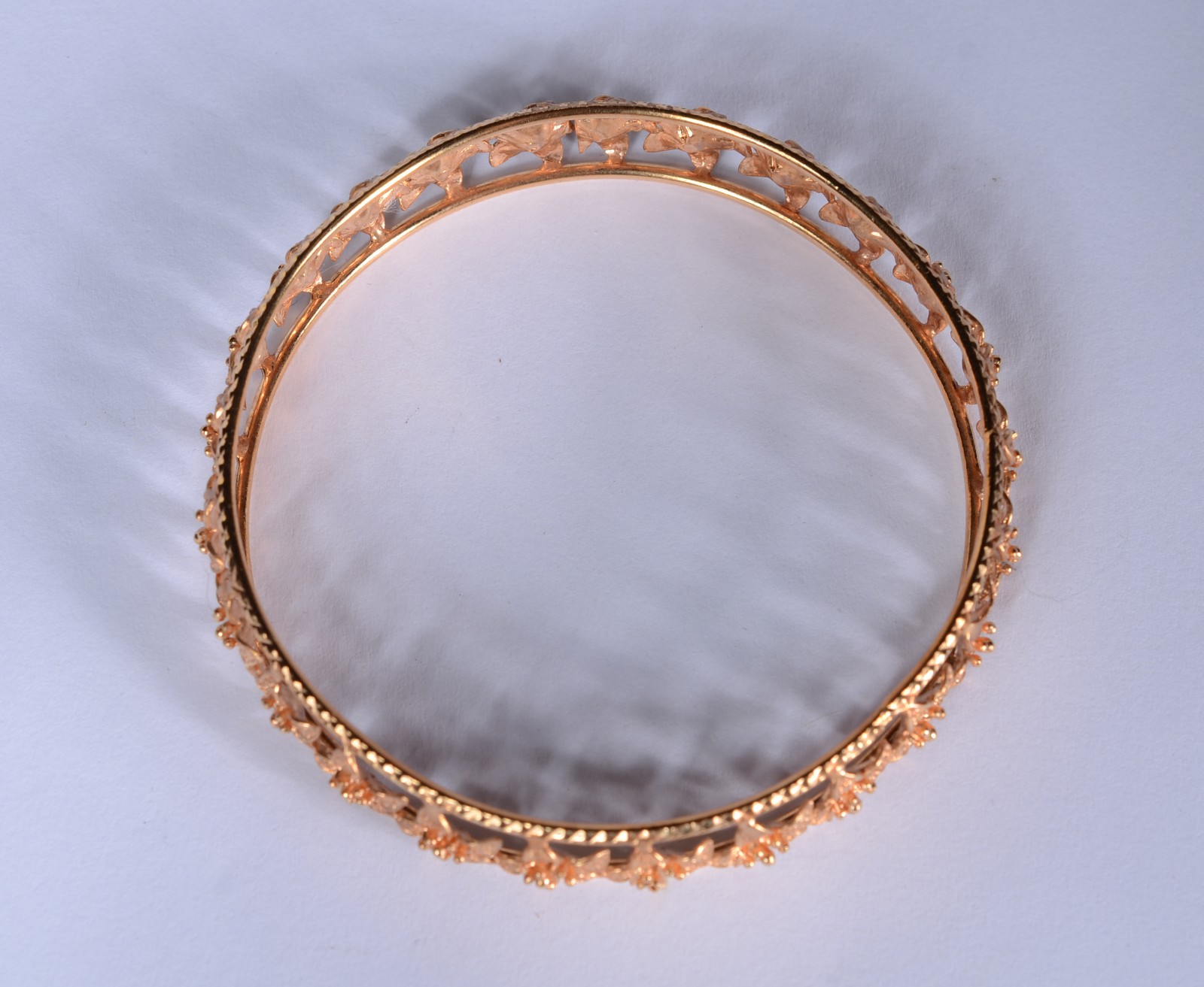 Pulseira de ouro 18 k., com flores vazadas. (Por motivos de segurança... - foto 2 de 3