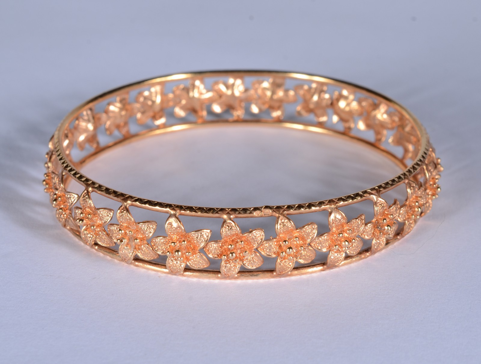 Pulseira de ouro 18 k., com flores vazadas. (Por motivos de segurança... - foto 1 de 3