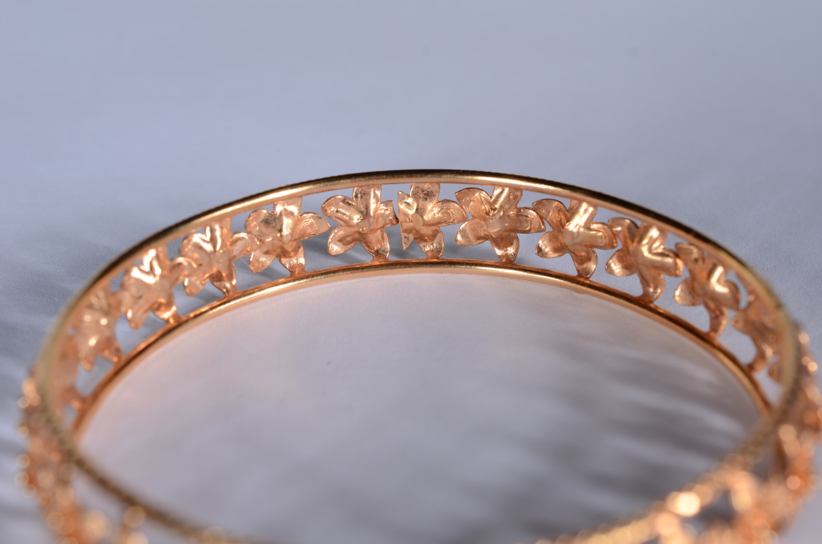 Pulseira de ouro 18 k., com flores vazadas. (Por motivos de segurança... - foto 3 de 3