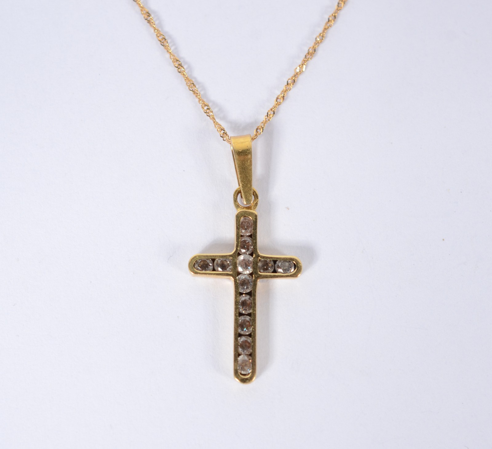 Colar com crucifixo com aproximadamente 11 brilhantes de ouro 18 k... - foto 1 de 7