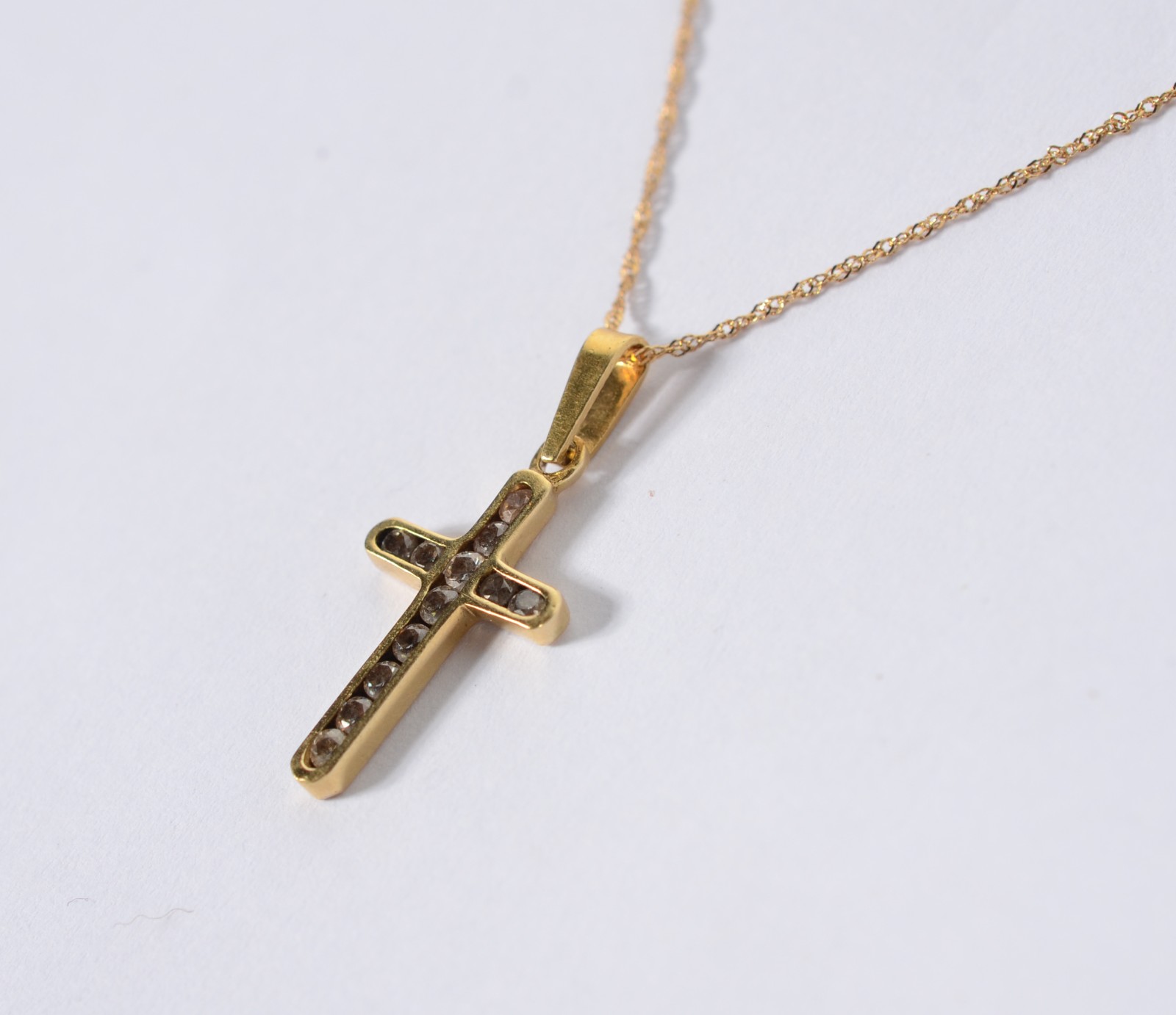 Colar com crucifixo com aproximadamente 11 brilhantes de ouro 18 k... - foto 3 de 7