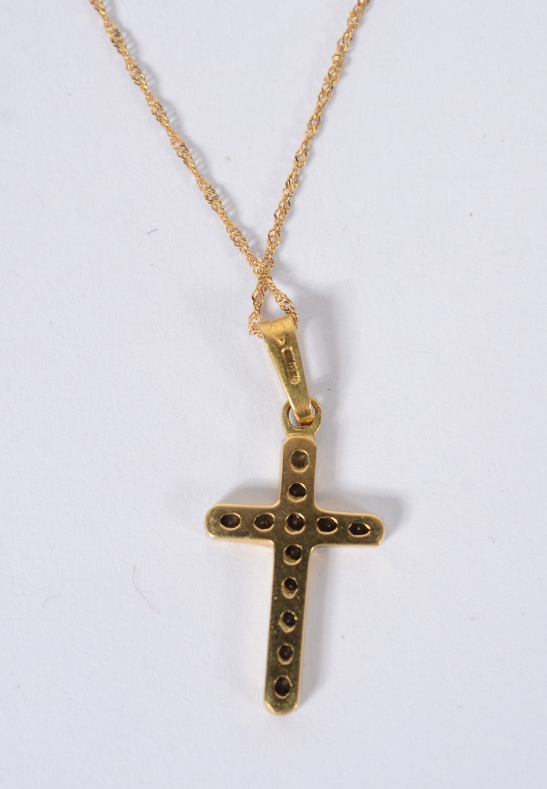 Colar com crucifixo com aproximadamente 11 brilhantes de ouro 18 k... - foto 4 de 7