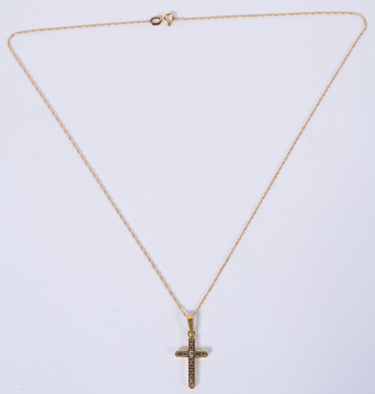 Colar com crucifixo com aproximadamente 11 brilhantes de ouro 18 k... - foto 2 de 7