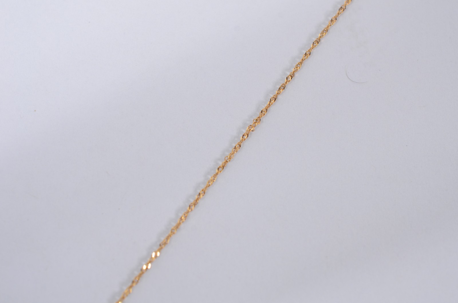 Colar com crucifixo com aproximadamente 11 brilhantes de ouro 18 k... - foto 5 de 7