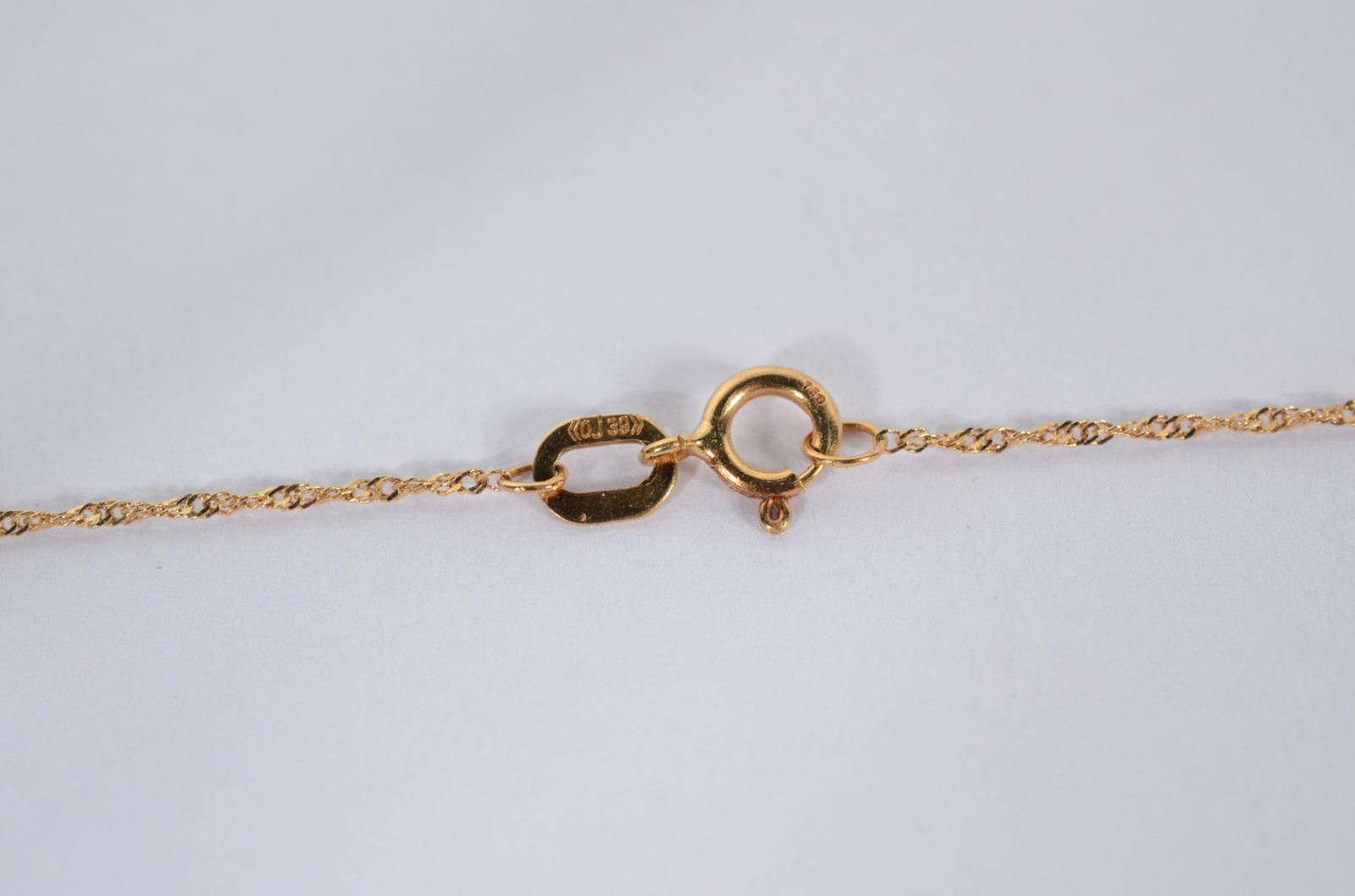 Colar com crucifixo com aproximadamente 11 brilhantes de ouro 18 k... - foto 6 de 7