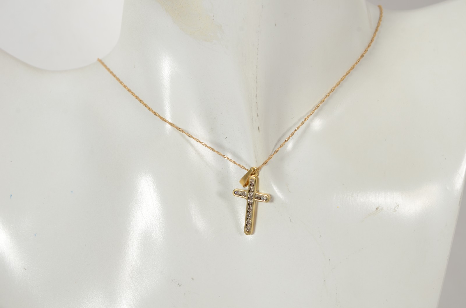Colar com crucifixo com aproximadamente 11 brilhantes de ouro 18 k... - foto 7 de 7
