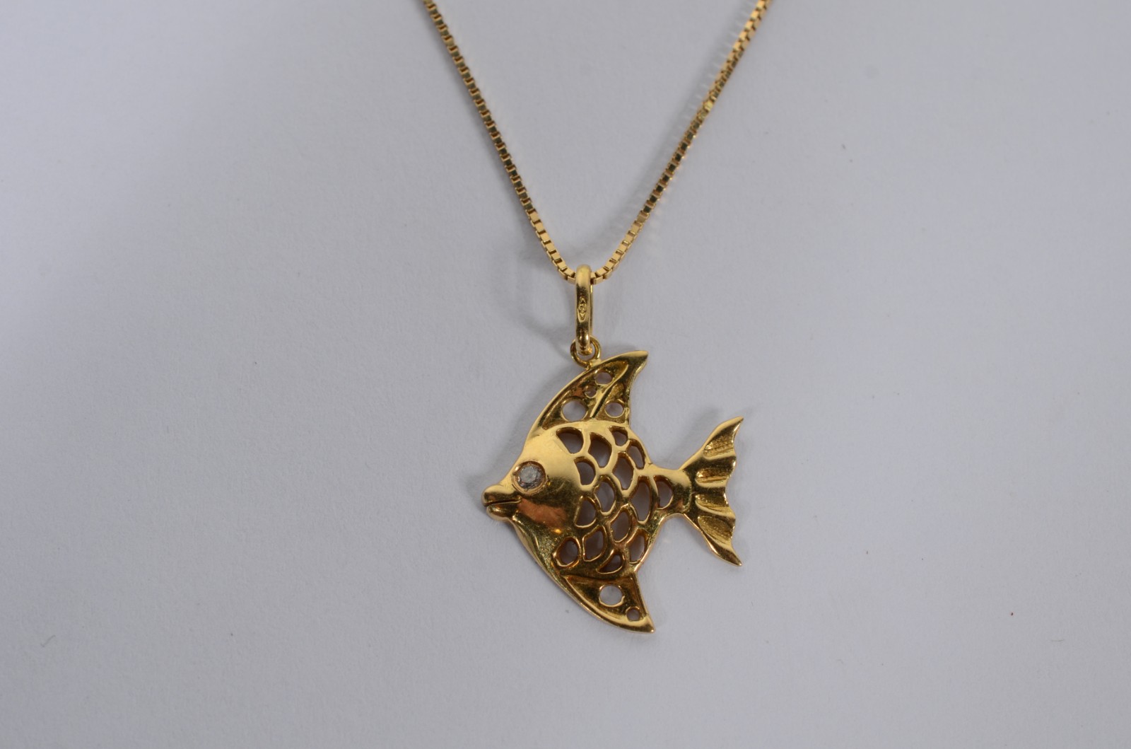 Colar com pendente feitio peixe de ouro 18 k., contraste 750 mls... - foto 1 de 6