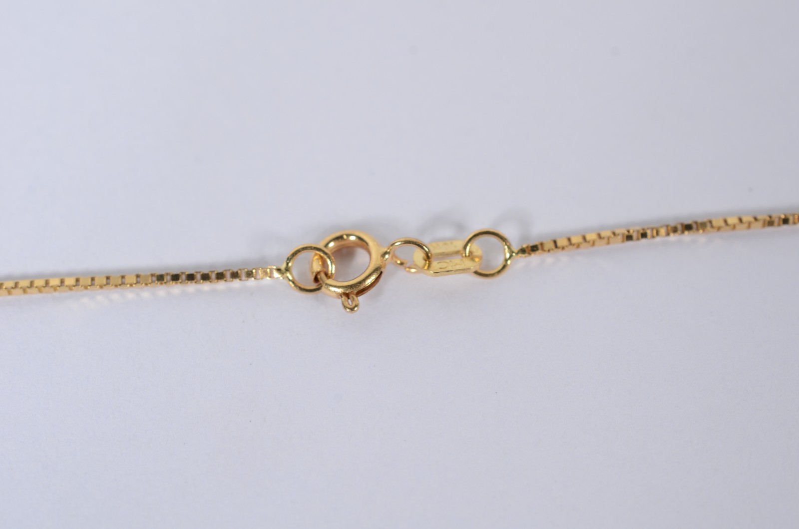 Colar com pendente feitio peixe de ouro 18 k., contraste 750 mls... - foto 4 de 6
