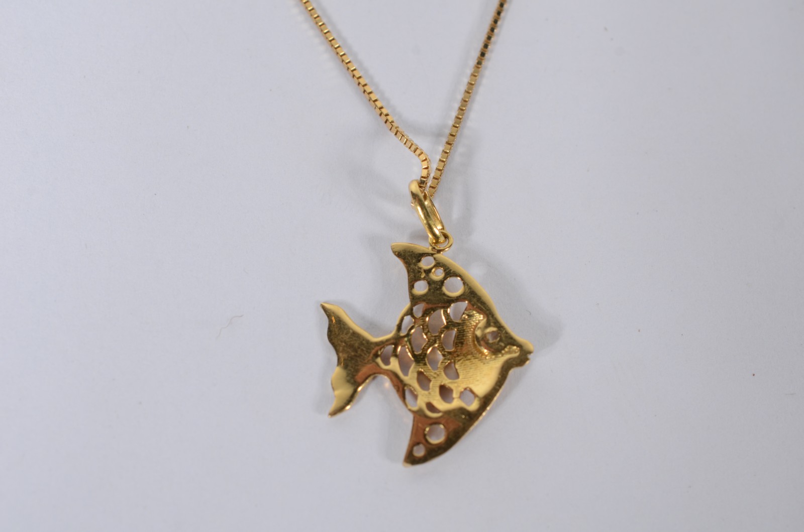 Colar com pendente feitio peixe de ouro 18 k., contraste 750 mls... - foto 3 de 6