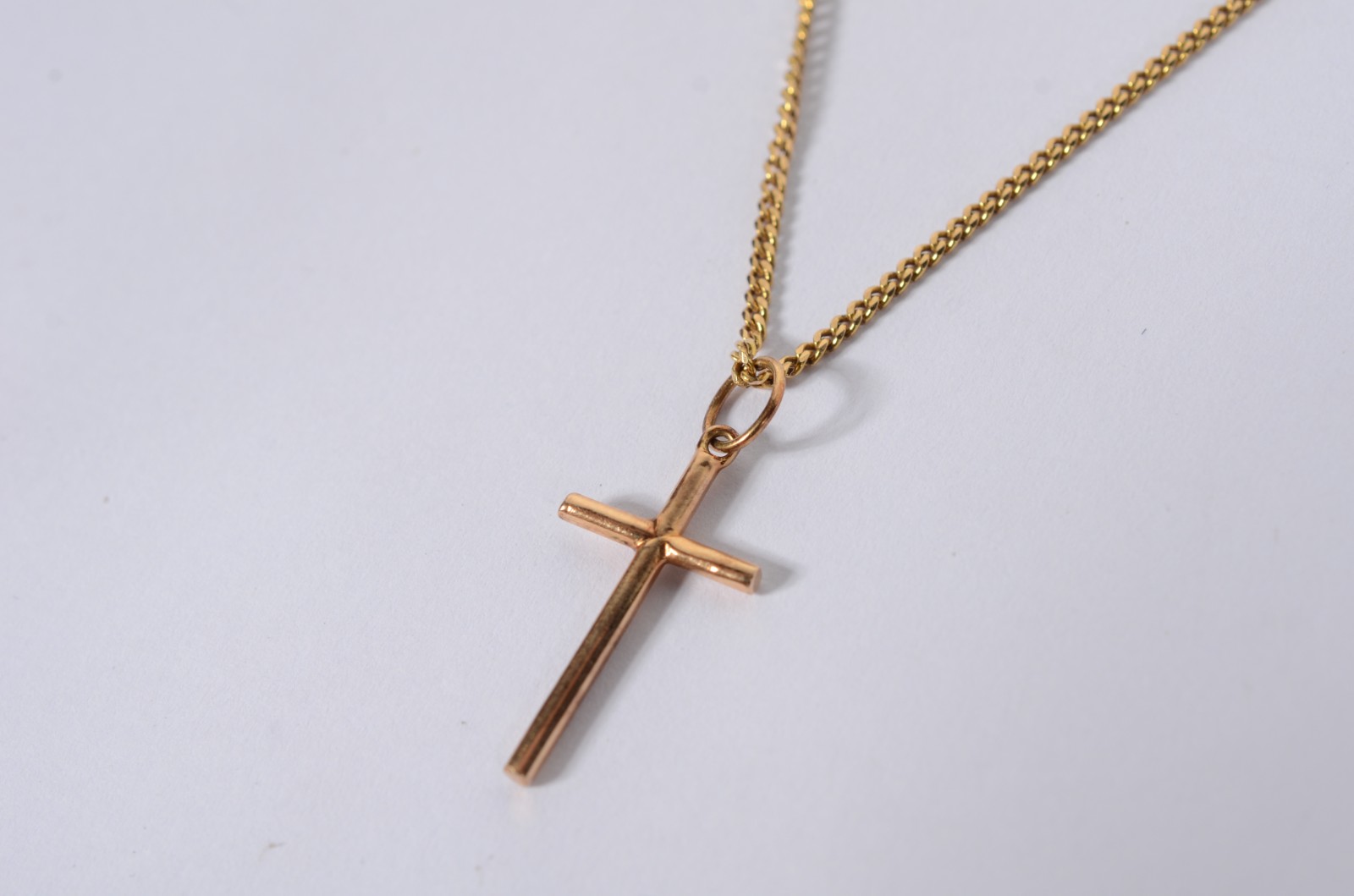 Colar com crucifixo de ouro 18 k., contraste 750 mls. (Por motivos de... - foto 3 de 5