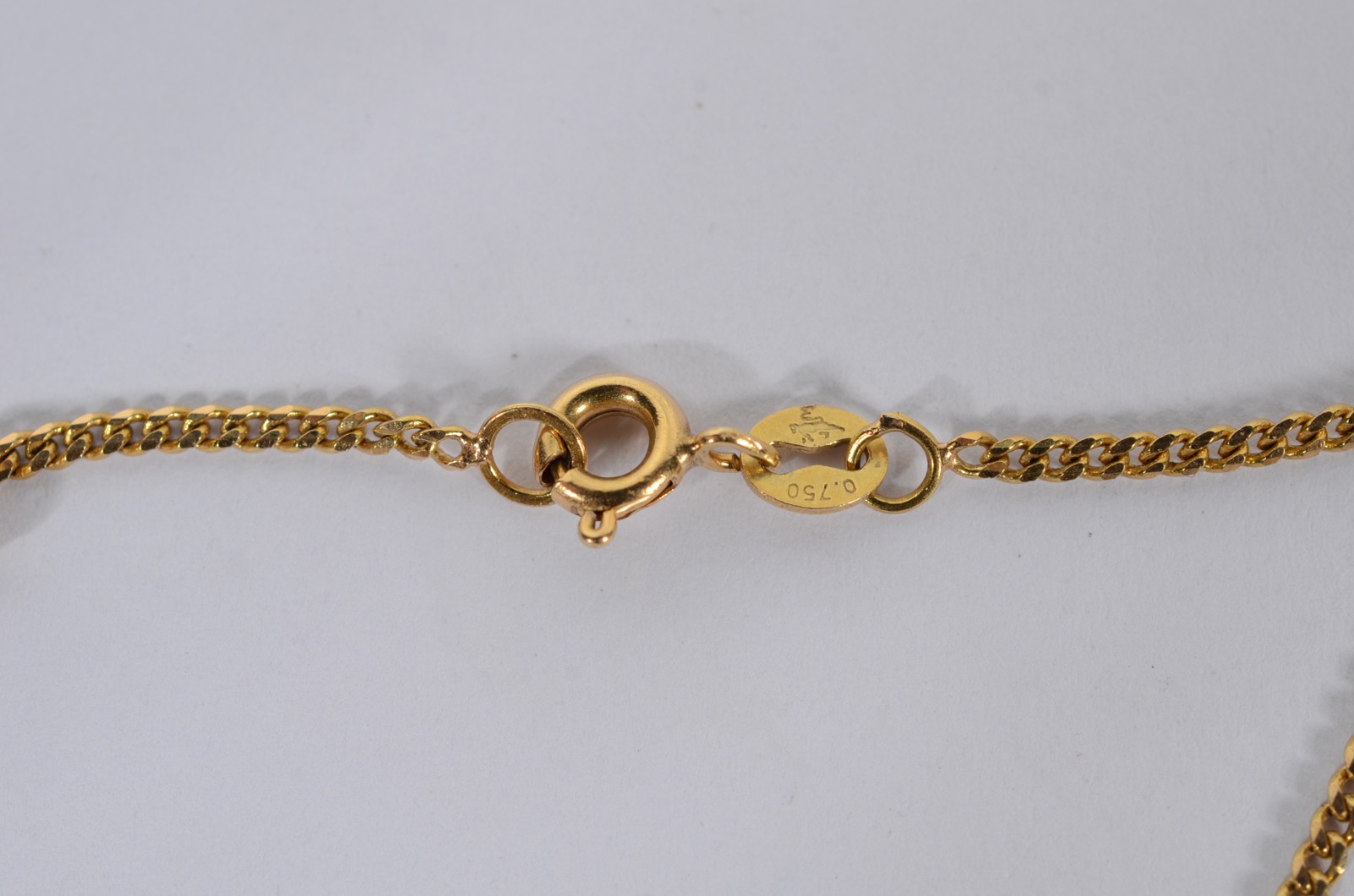Colar com crucifixo de ouro 18 k., contraste 750 mls. (Por motivos de... - foto 5 de 5