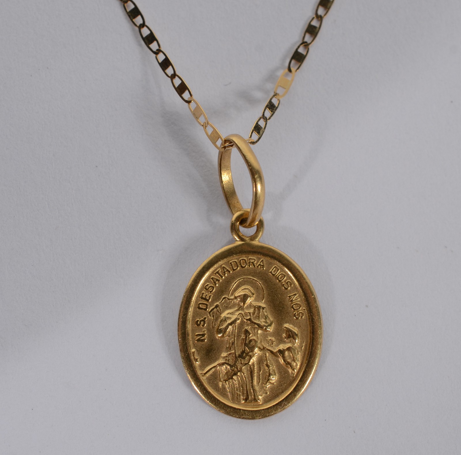 Colar com pendente Nossa Senhora Desatadora dos de nós de ouro 18 k... - foto 1 de 6