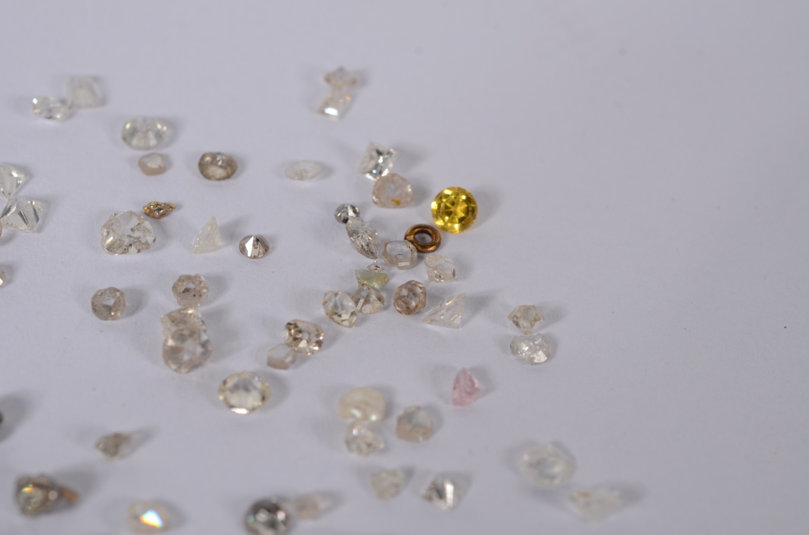 Lote com diversas pedras preciosas de 0,1 e 0,10 ct, aproximadamente... - foto 2 de 5