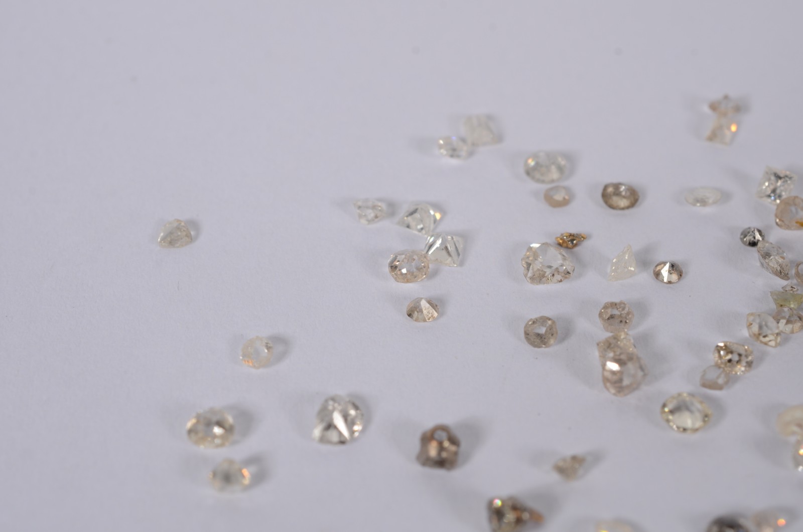 Lote com diversas pedras preciosas de 0,1 e 0,10 ct, aproximadamente... - foto 3 de 5
