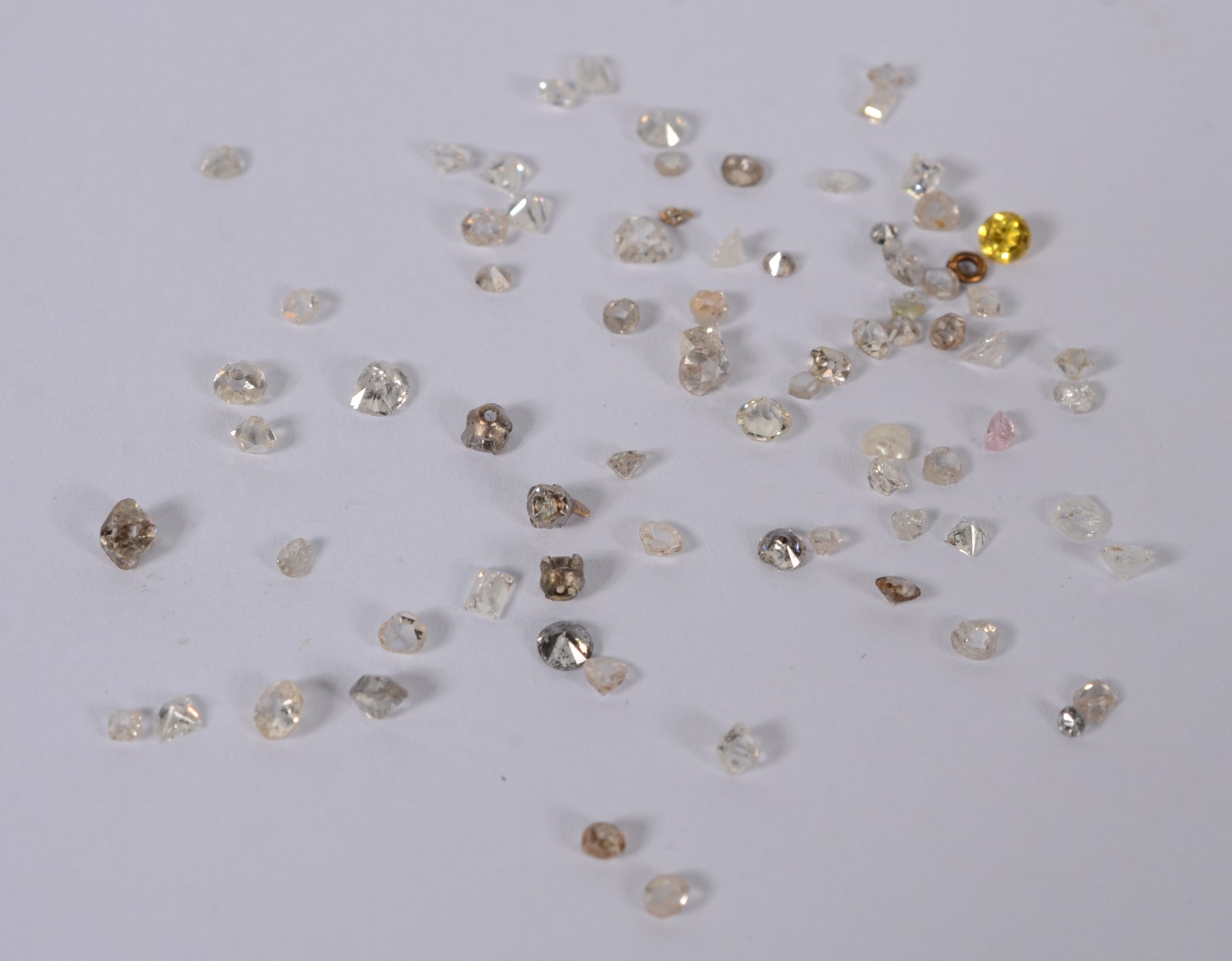 Lote com diversas pedras preciosas de 0,1 e 0,10 ct, aproximadamente... - foto 1 de 5