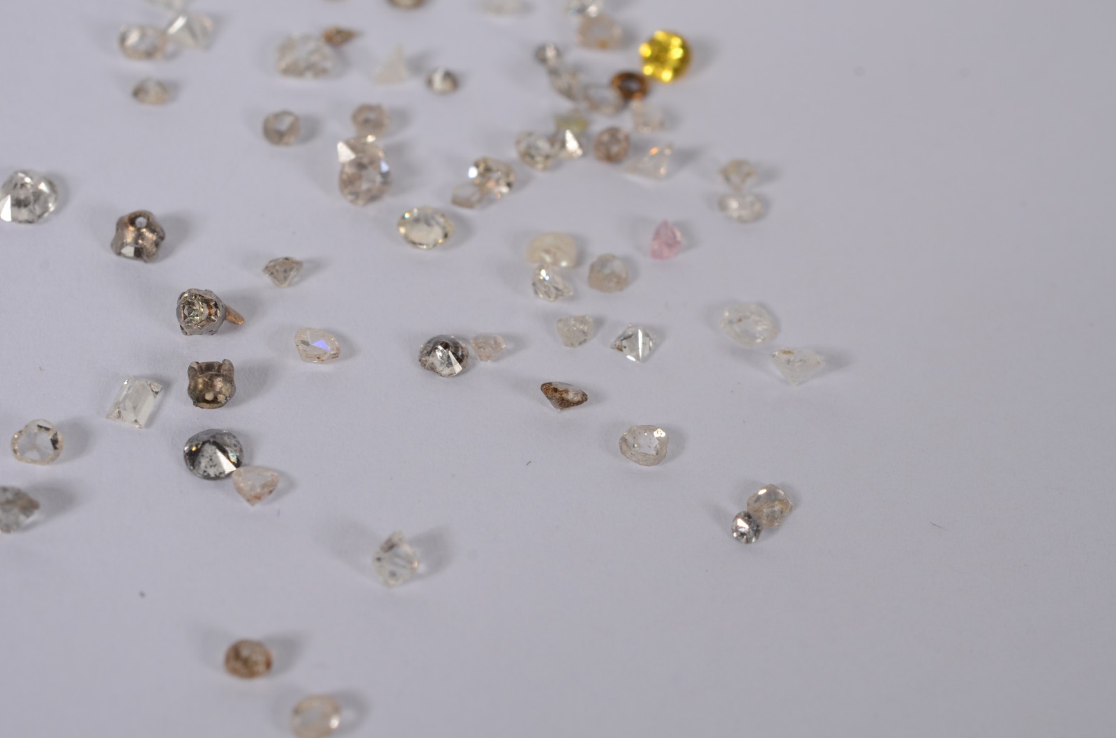 Lote com diversas pedras preciosas de 0,1 e 0,10 ct, aproximadamente... - foto 4 de 5