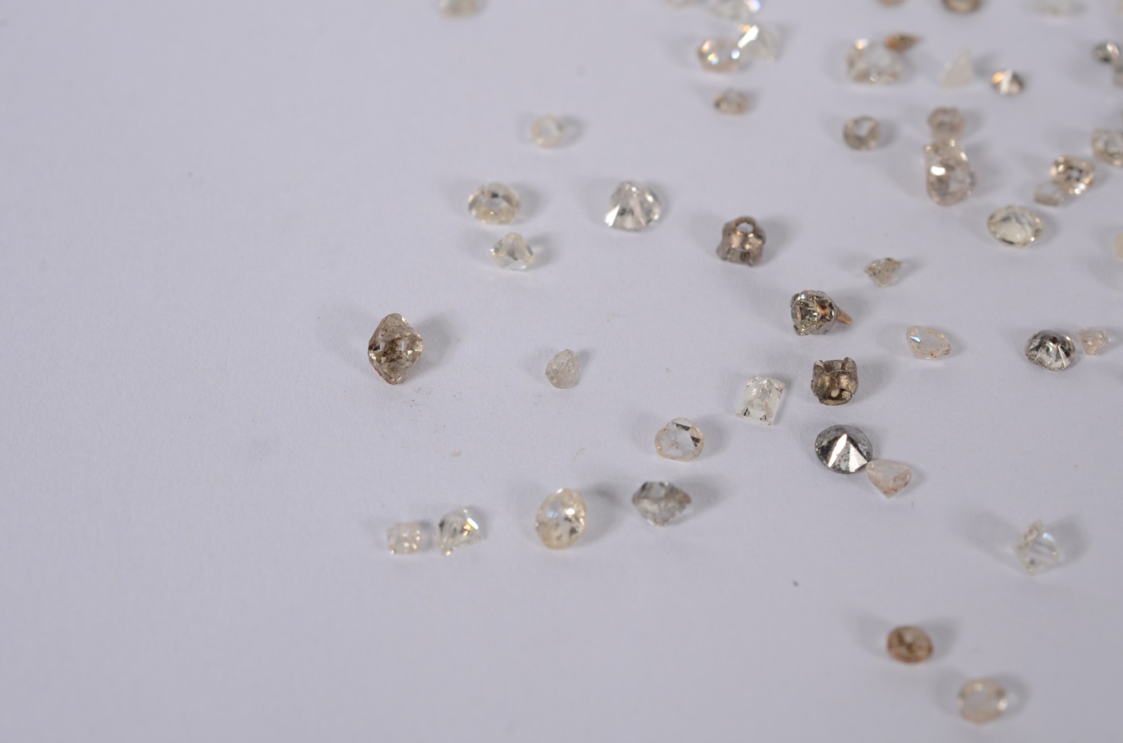 Lote com diversas pedras preciosas de 0,1 e 0,10 ct, aproximadamente... - foto 5 de 5