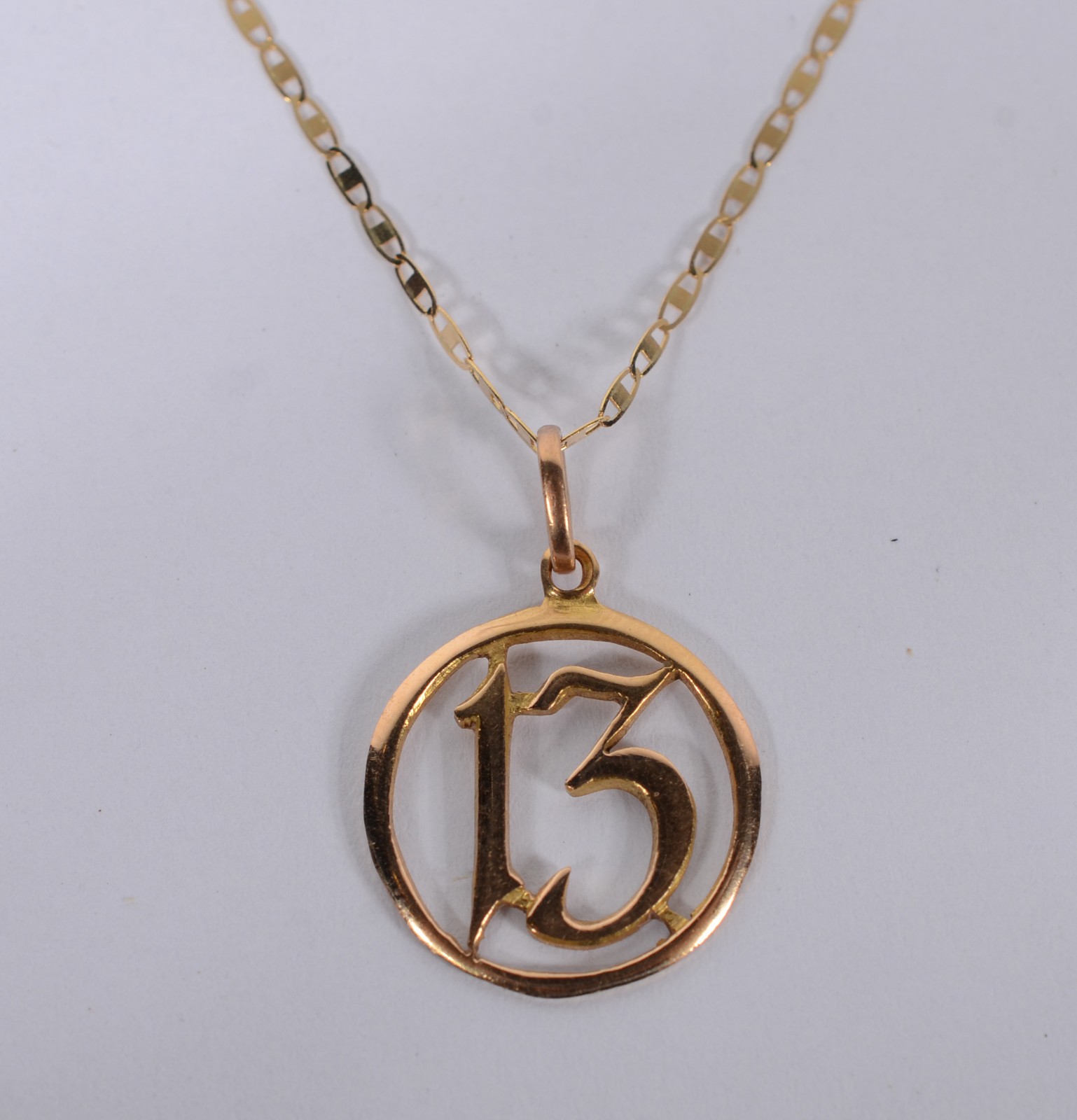 Colar com pendente "número 13" de ouro 18 k., contraste 750 mls. (Por... - foto 1 de 5