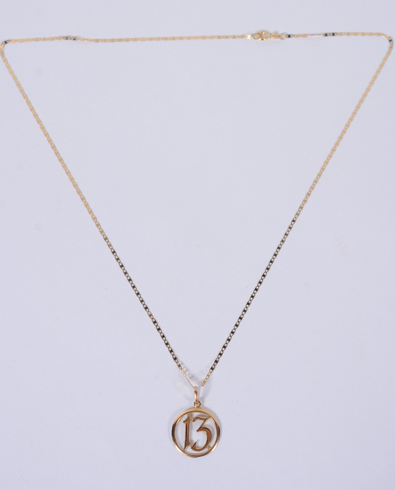 Colar com pendente "número 13" de ouro 18 k., contraste 750 mls. (Por... - foto 2 de 5