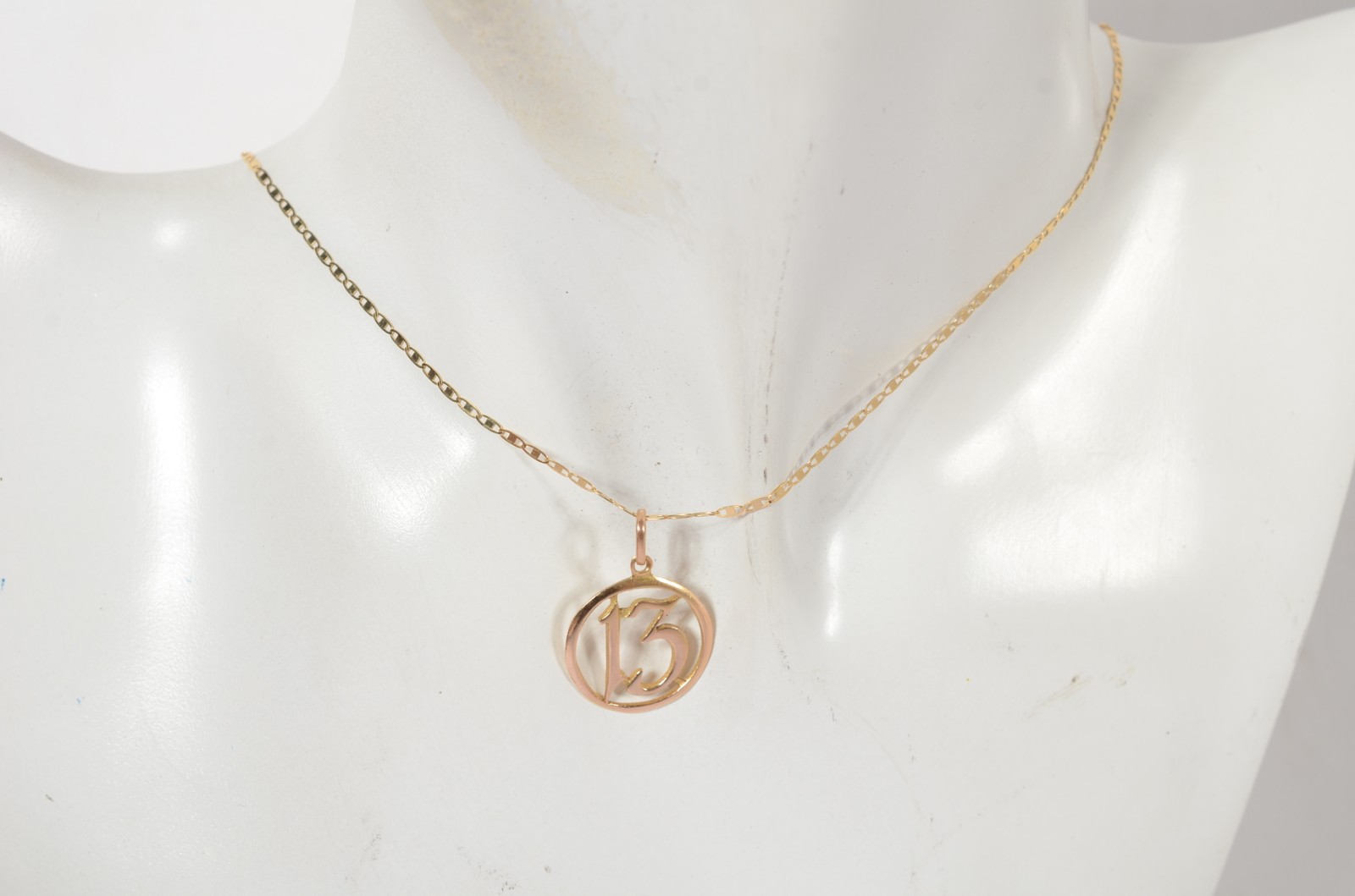 Colar com pendente "número 13" de ouro 18 k., contraste 750 mls. (Por... - foto 5 de 5