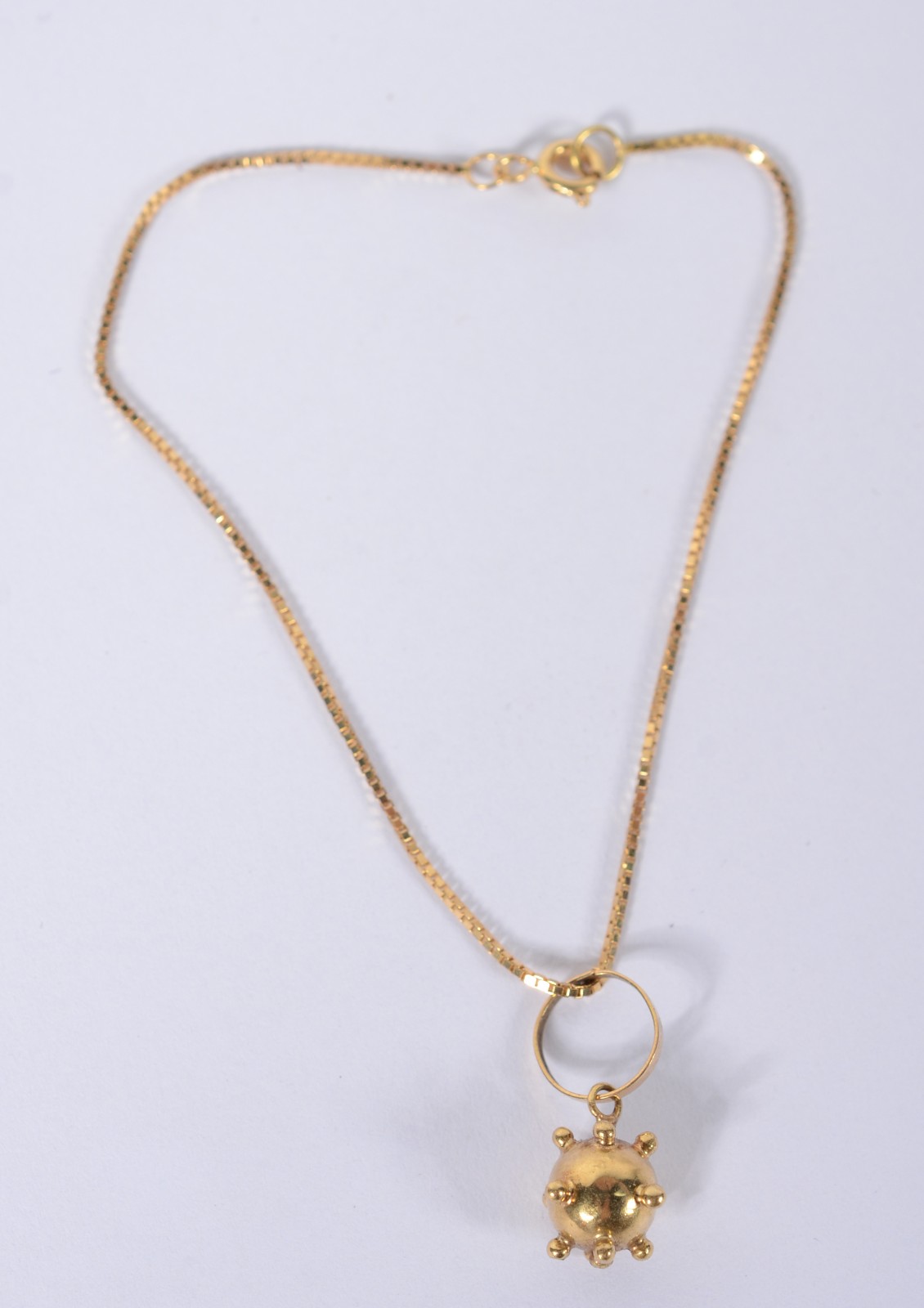 Pulseira com pendente de ouro 18 k., contraste 750 mls. (Por motivos... - foto 2 de 3