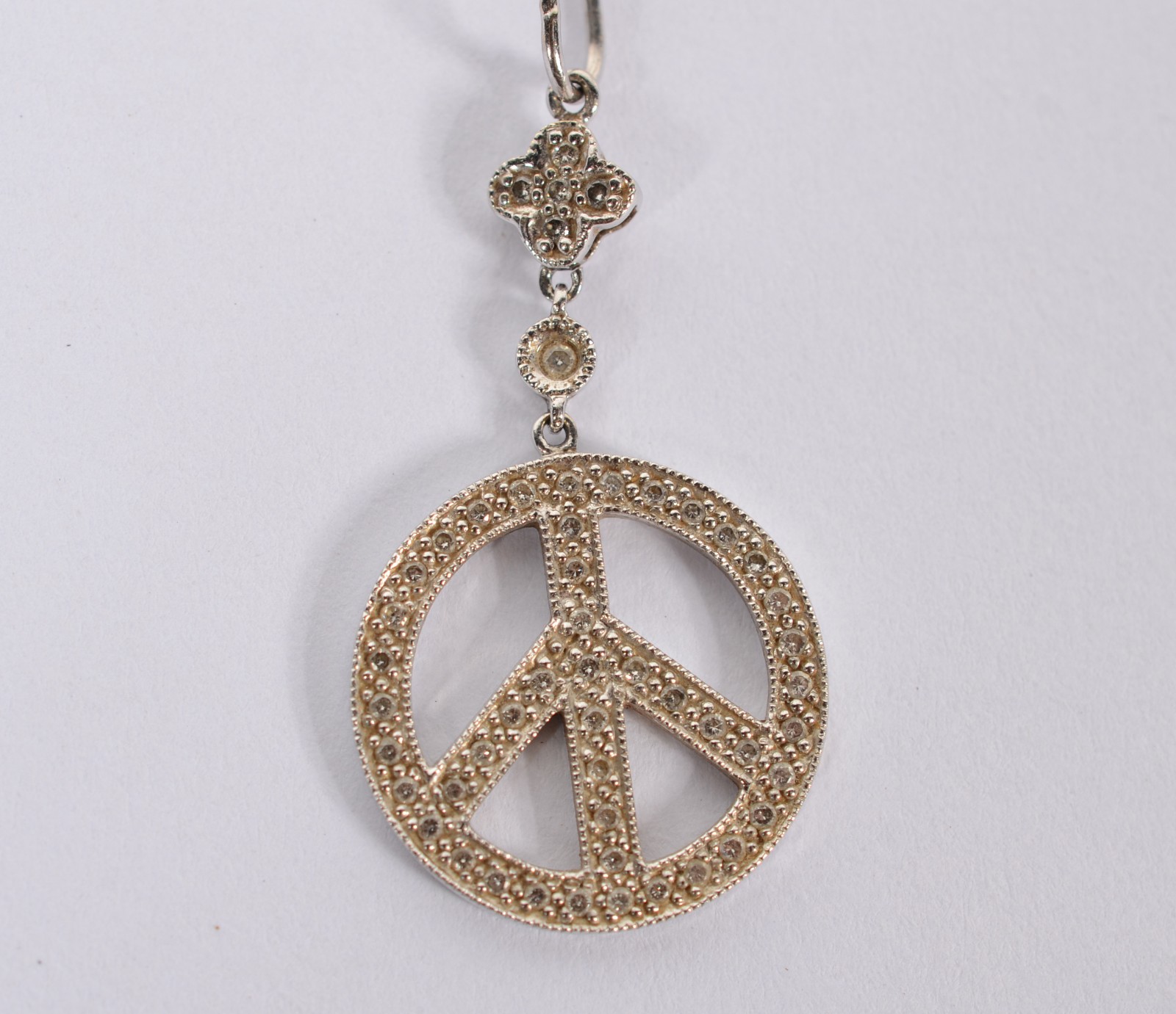 Colar com pendente com "símbolo da paz" de ouro branco, contraste 750... - foto 1 de 4