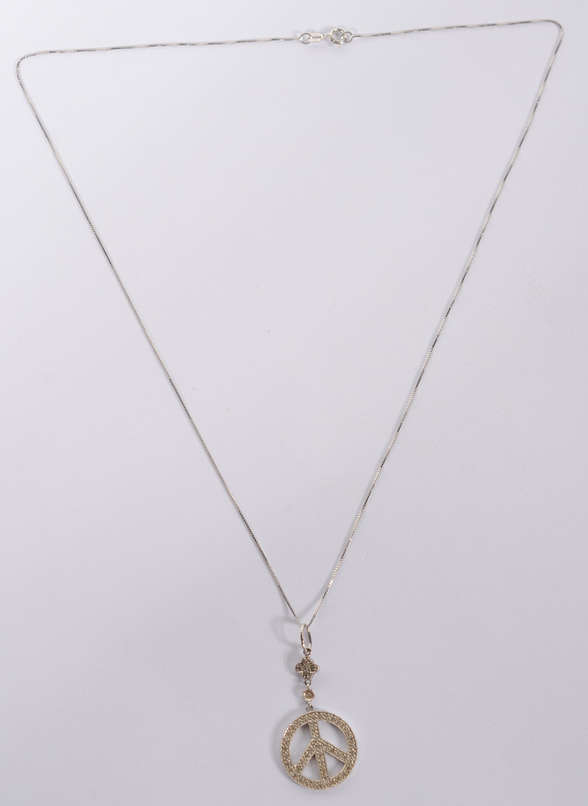 Colar com pendente com "símbolo da paz" de ouro branco, contraste 750... - foto 2 de 4