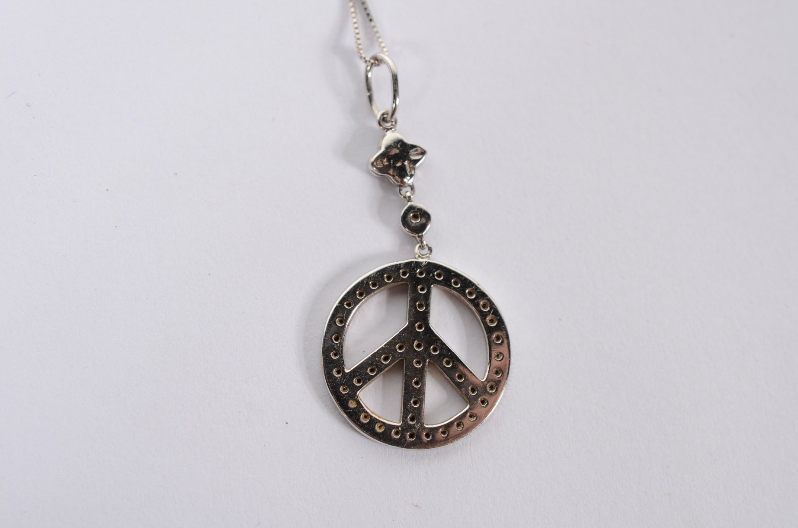 Colar com pendente com "símbolo da paz" de ouro branco, contraste 750... - foto 3 de 4