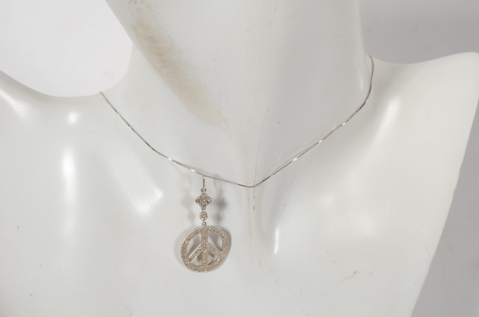 Colar com pendente com "símbolo da paz" de ouro branco, contraste 750... - foto 4 de 4