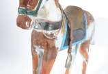Grande escultura representando Cavalo de madeir... - Grande escultura representando Cavalo de madeira policromada. Pequenos desgastes.
