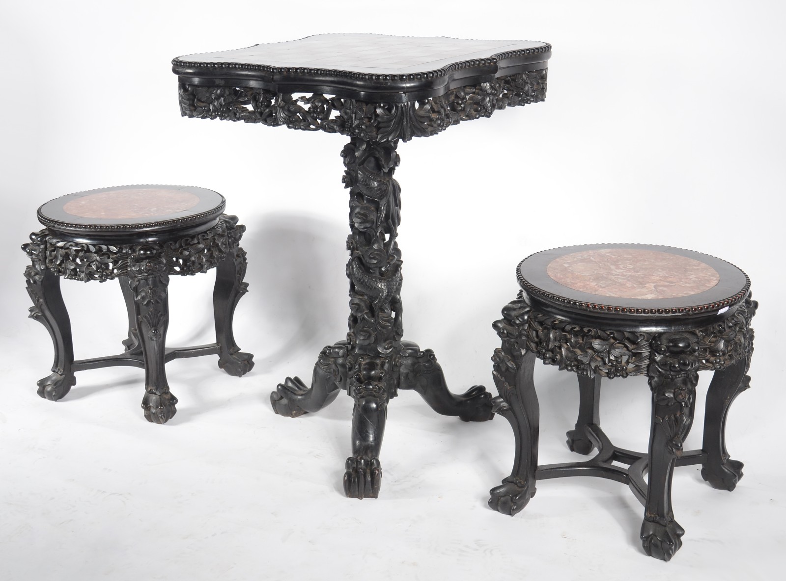Excepcional conjunto de mesa e par de banquetas chinesas em madeira... - foto 1 de 11