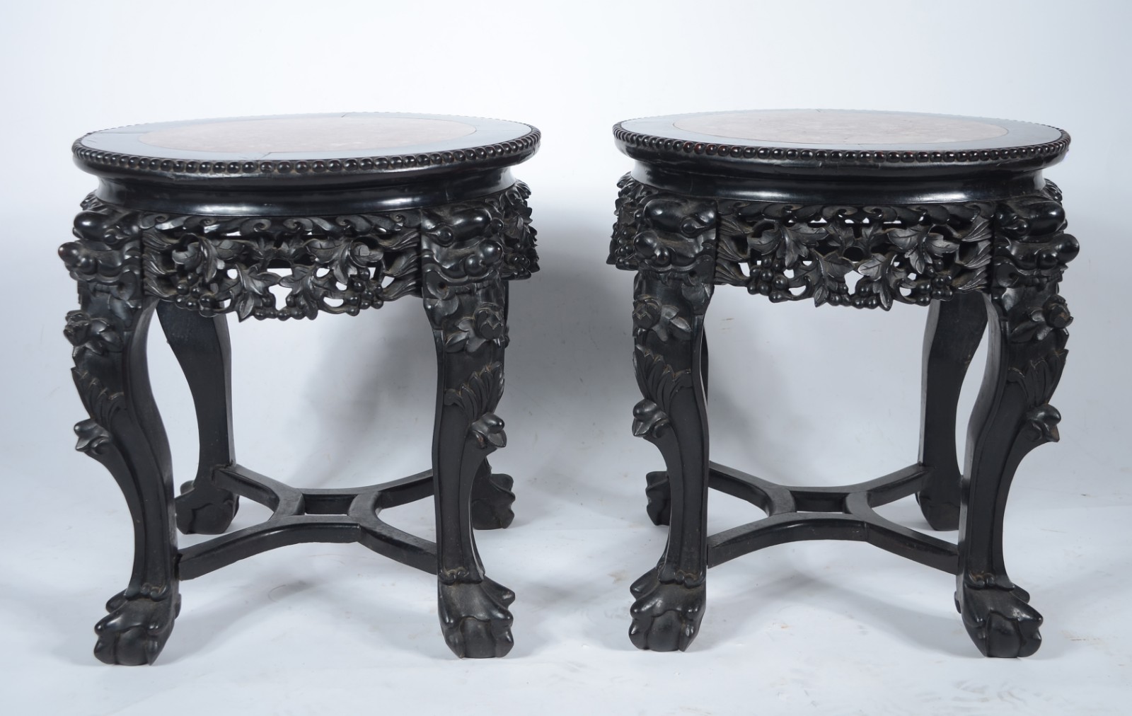 Excepcional conjunto de mesa e par de banquetas chinesas em madeira... - foto 4 de 11