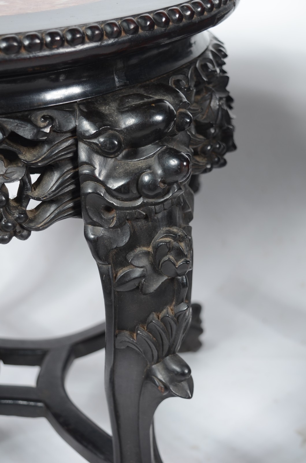 Excepcional conjunto de mesa e par de banquetas chinesas em madeira... - foto 7 de 11