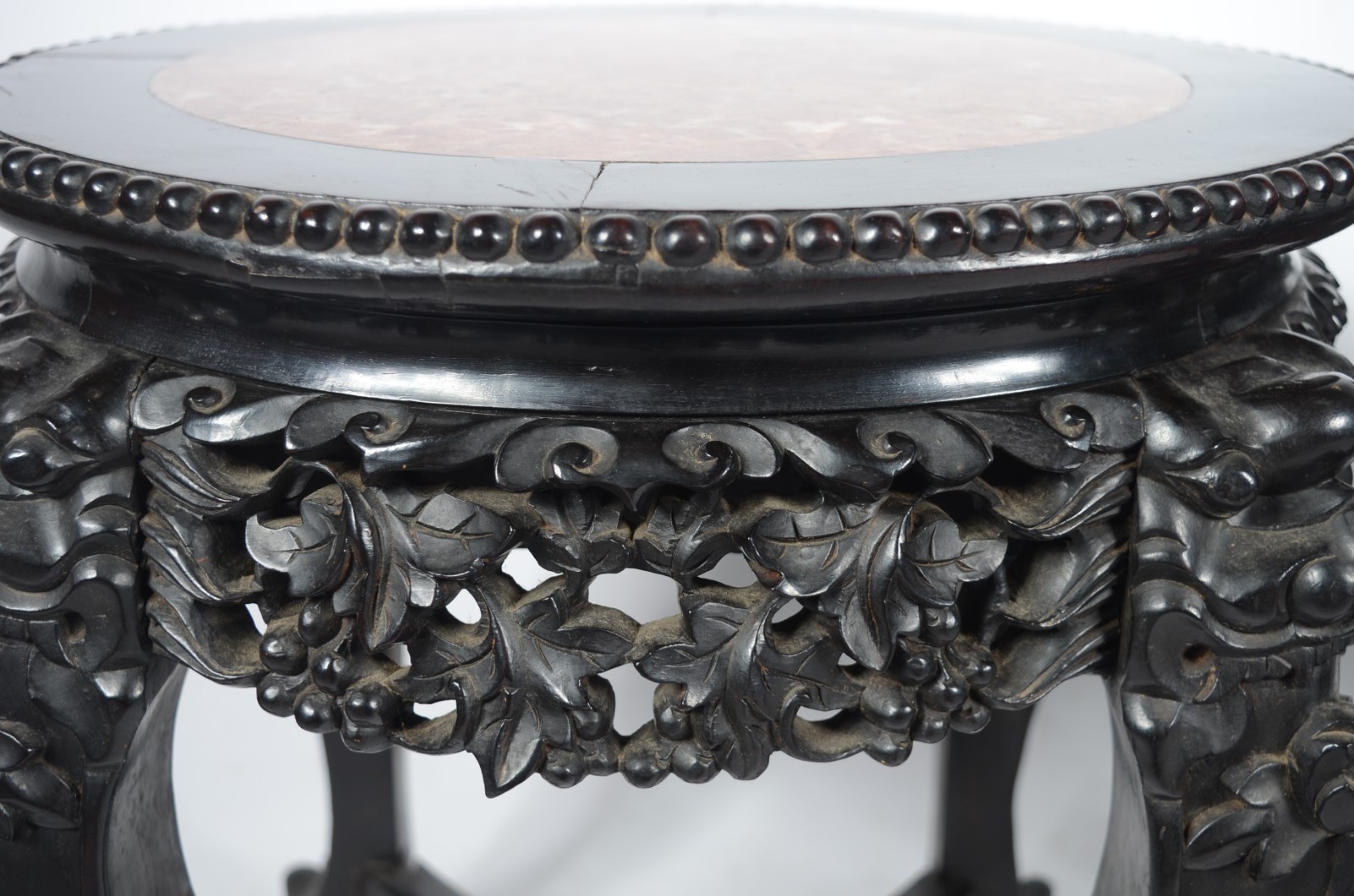 Excepcional conjunto de mesa e par de banquetas chinesas em madeira... - foto 8 de 11