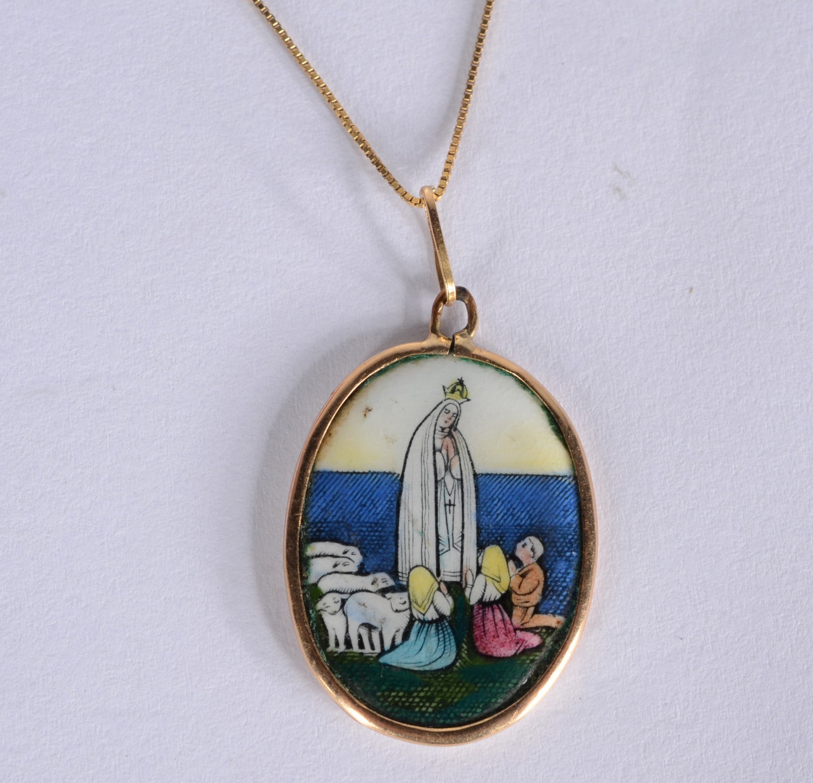 Colar com pendente representando Nossa Senhora de Fátima e os... - foto 1 de 5
