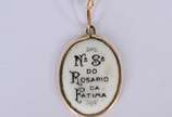 Colar  com pendente representando Nossa Senhora... - Colar  com pendente representando Nossa Senhora de Fátima e os Pastorinhos de ouro 18 k., contraste 750 mls. (Por motivos de segurança a peça nã...